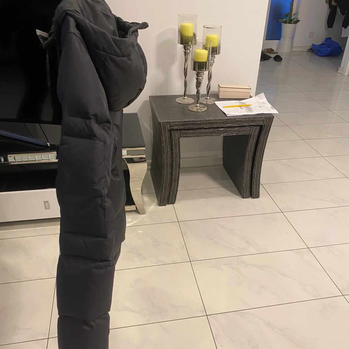 Svart pufferjacka med huva och patch - 1