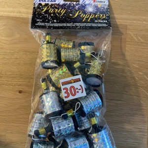Party Poppers från Vulcan - Säljer en oöppnad förpackning med 20 stycken Party Poppers från Vulcan, inköpta hos Linders. Poppersarna har ett holografiskt silverfärgat yttre med svarta och guldiga detaljer. Perfekt för att skapa feststämning med konfetti.