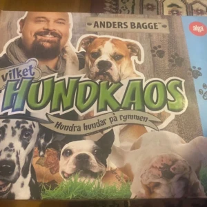 Vilket Hundkaos - Säljer sällskapsspelet 'Vilket Hundkaos' av Anders Bagge från Alga. Spelet handlar om att samla ihop hundar som rymt och svara på frågor om hundar. Innehåller tärning, spelplan, hundbrickor och frågekort. Perfekt för hundälskare och familjer.