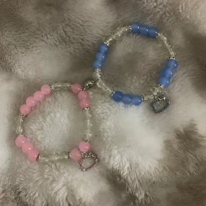 Hello kitty armband - De är ett par så säljs endast tsm. Passar bra att ha tillsammans med sin partner eller bästa vän. 