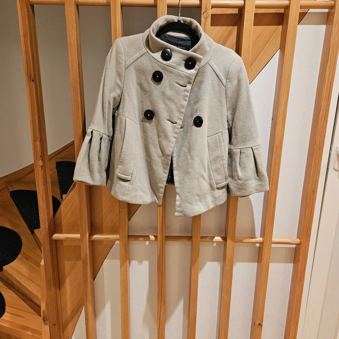 Ljusgrå kappa med knappar och volangärm - 2