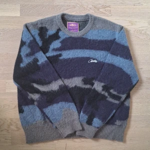 Corteiz stickad tröja - Säljer denna snygga Corteiz tröja i storleken S. Den är i väldigt bra skick och är stickad i mohair ull. Meddela gärna om du är intresserad.