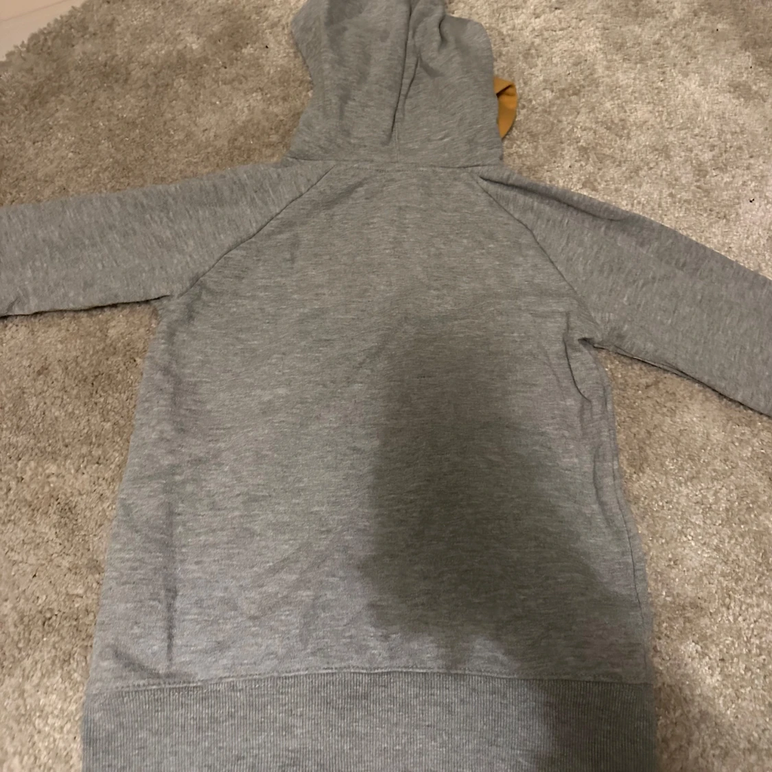 Grå hoodie från Levi's med gul huva - 1