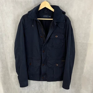 Ralph Lauren overshirt - Riktigt soft overshirt av Ralph Lauren. Storlek M, modellen är 185. Riktigt fint skick