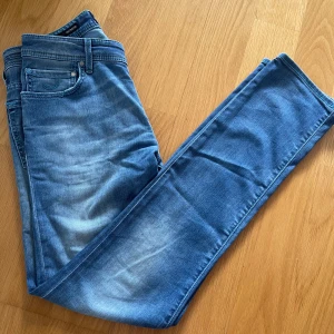 Jacob Cohen jeans - Ett par Jacob Cohen jeans modell 688C i storlek 30 ute nu! Nypris på dessa ligger runt 5000, mitt pris 599! Aldrig använda, men utan prislapp vilket drar ner priset. Det är en slim modell, type 688C, och mått finns! Hör av er vid minsta fundering!