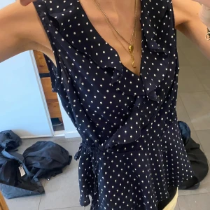 Knyt topp - Prickig jättesöt knyt topp!! Vet ej ifall jag knutit rätt. Nyskick 🥰