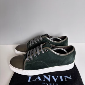 Lanvins - Säljer ett par snygga lanvins i storlek uk9(EU43), cond 8/10 heeldrag och liten repa på ena toecapen men mockan i perfekt skick! Skorna är behandlade med vit skokräm och impregneringsspray! Medkommer skor och dustbag