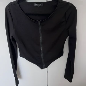 Svart dragkedja tröja  - Aldrig använd 