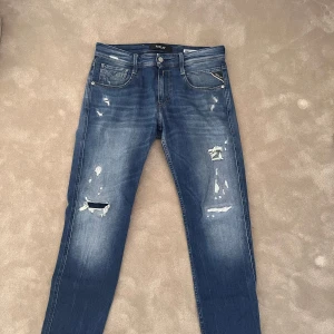 Replay Anbass slim fit  - Säljer ett par riktigt fräscha replays med slitningar. Inga defekter förekommer, storlek 30/30 men sitter som 32 i längd.  