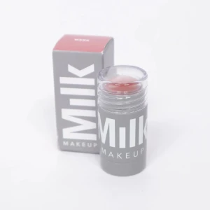 Milk Makeup Blush-Stick 🌸 - Milk Makeup lip + blush stick i färgen ”WERK” som jag köpt på Sellpy men som aldrig kommer till användning. Nypris 279kr! FÖRST TILL KVARN!🌸(BUNDLERABATT VID KÖP AV FLER ARTIKLAR!)