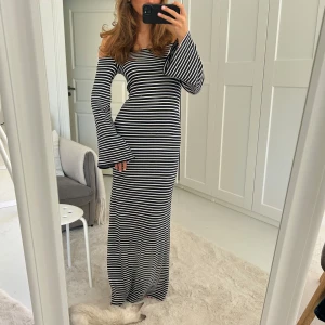 Marinblå randig långklänning med utsvängda ärmar - Säljer en blåvit offshoulder långklänning med ränder och långa utsvängda ärmar💕
