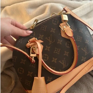 Väska - Säljer min fina väska i jätte fint skick. Tryck gärna på köp nu, skickar samma dag☺