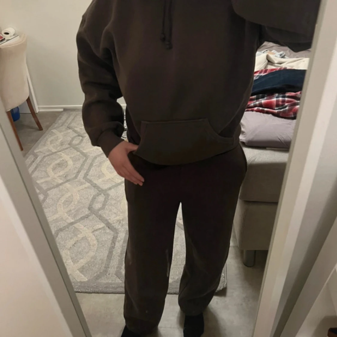 Mörkbrun hoodie med ficka - 1