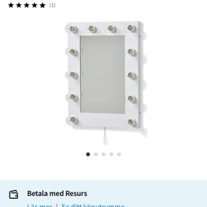 Sminkspegel med belysning - Säljer en vit sminkspegel med inbyggda lampor runt hela spegeln. Perfekt för att få till rätt ljus när du sminkar dig eller fixar håret. Spegeln har en modern och stilren design med rektangulär form och 12 lampor.