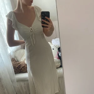 Sommarklänning - Jätte gullig lång sommarklänning med en slits från lager 157🎀 Helt oanvänd då den inte är min stil riktigt🎀 