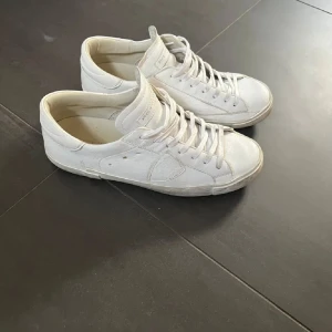 Philippe Model - Vita Philippe models i storlek 42. Extremt bra skick då de knappt är använda. Perfekta nu till sommaren. Köpta på United fashion för 4100kr. Box och dustbag ingår självklart.