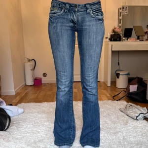 Lågmidjade jeans  - Snygga lågmidjade jeans💘 Midjemått 34cm (stretchiga) Innerbenslängden 80cm