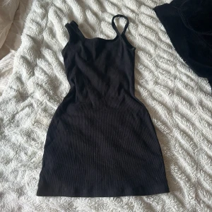 Svart klänning  - Den är perfekt till sommaren väldigt skön. Den är kort. Märke vet jag tyvärr inte 