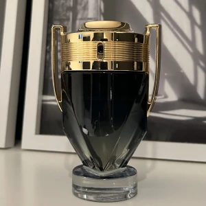 Invictus Parfum - Paco Rabanne Invictus Parfum, ca 70/100ml kvar. Ingen box kvar tyvärr, priset satt därefter.