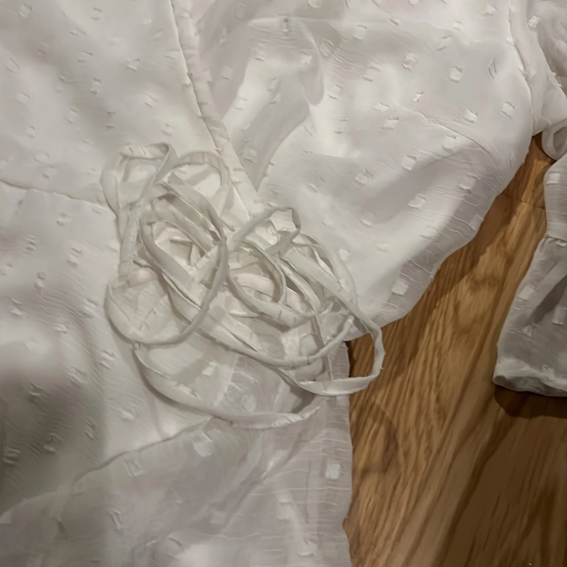 Vit omlottklänning med volang från Vero Moda - 3