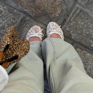 Vita spetsballerinaskor - Säljer ett par vita helt nya spets ballerinaskor från Nelly. Dom är helt nya och är i storlek 38🩷