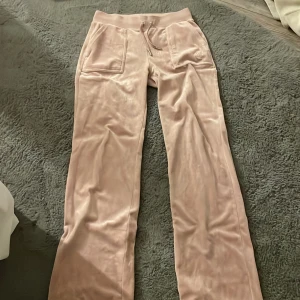 Ljusrosa byxor från Juicy Couture - Säljer ett par rosa byxor från Juicy Couture i storlek XS. 
