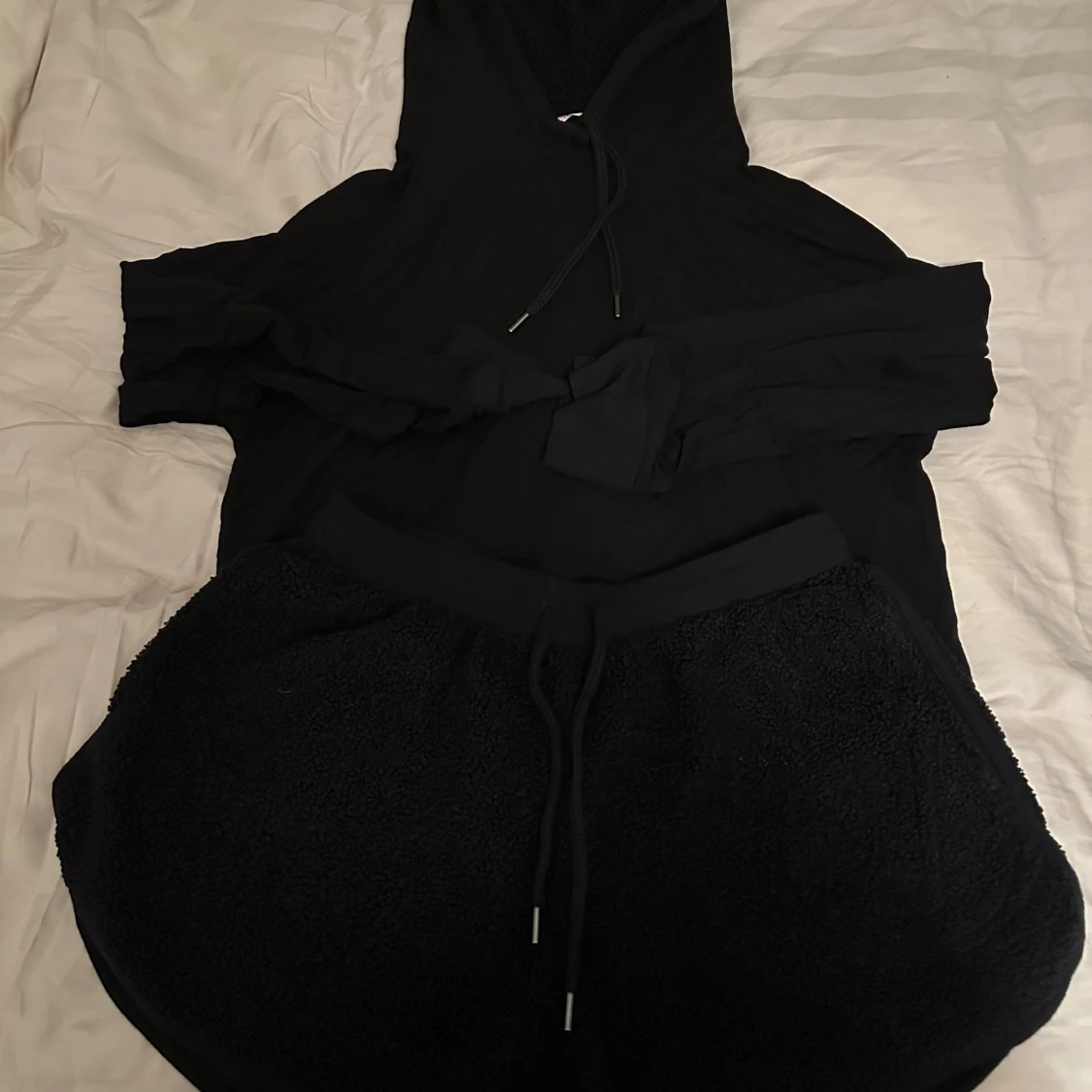 Svart hoodie med huva och shorts