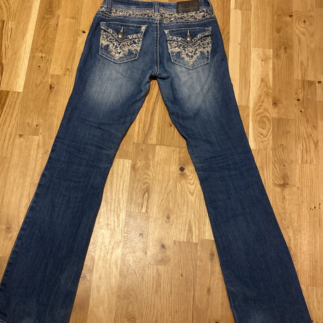 Lågmidjade blå bootcut jeans med spetsdetaljer från Soundgirl