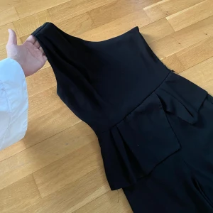 Jumpsuit - Superfin jumpsuit från Zara, kostym. 