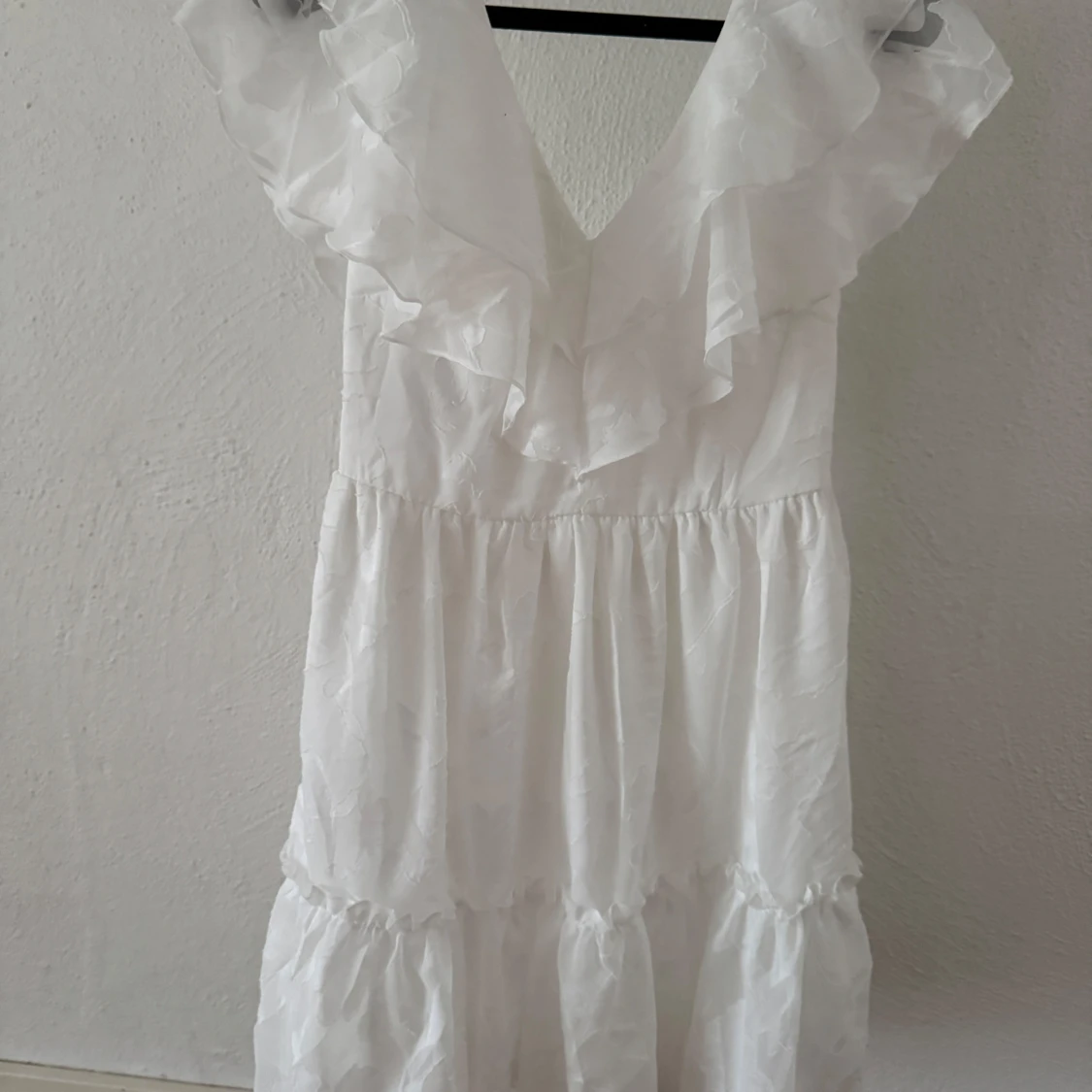 Vit volangklänning med blommönster - 3