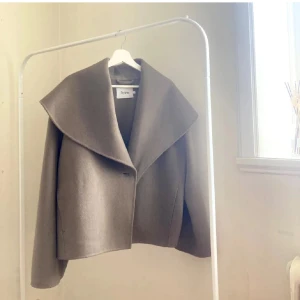 Styelin Tortona kappa  - Köpt för 3500 för 2 år sen. I nyskick, inga defekter!