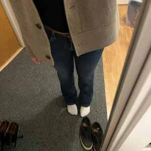 Mörkblå bootcut jeans - Jag säljer mina fina mörkblåa bootcut jeans från märket Mavi! Använder inte dem längre och de har ett mycket bra skick! 🩷 storlek M!