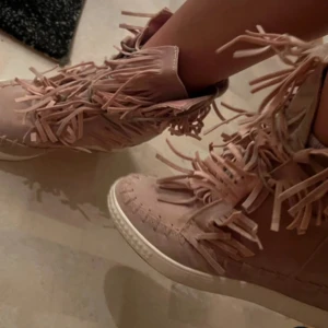 Rosa Fransskor med Kilack  - Snygga rosa wedge skor med fransar som är perfekt inför vår och sommar. Skorna har en bekväm sula och är perfekta för att sätta en unik touch på din outfit.