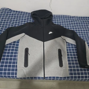 Svart och grå Nike tech fleece  - Säljer min Nike tech fleece då jag vill ha en annan som är helt svart. Den är exakt som ny i mycket gott skick.