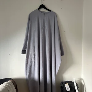 Butterfly Abaya - Superfin abaya som tyvärr inte passar mig. Är onesize, jag är 158cm och den är för lång för mig så skulle säga att den passar 165-170cm 