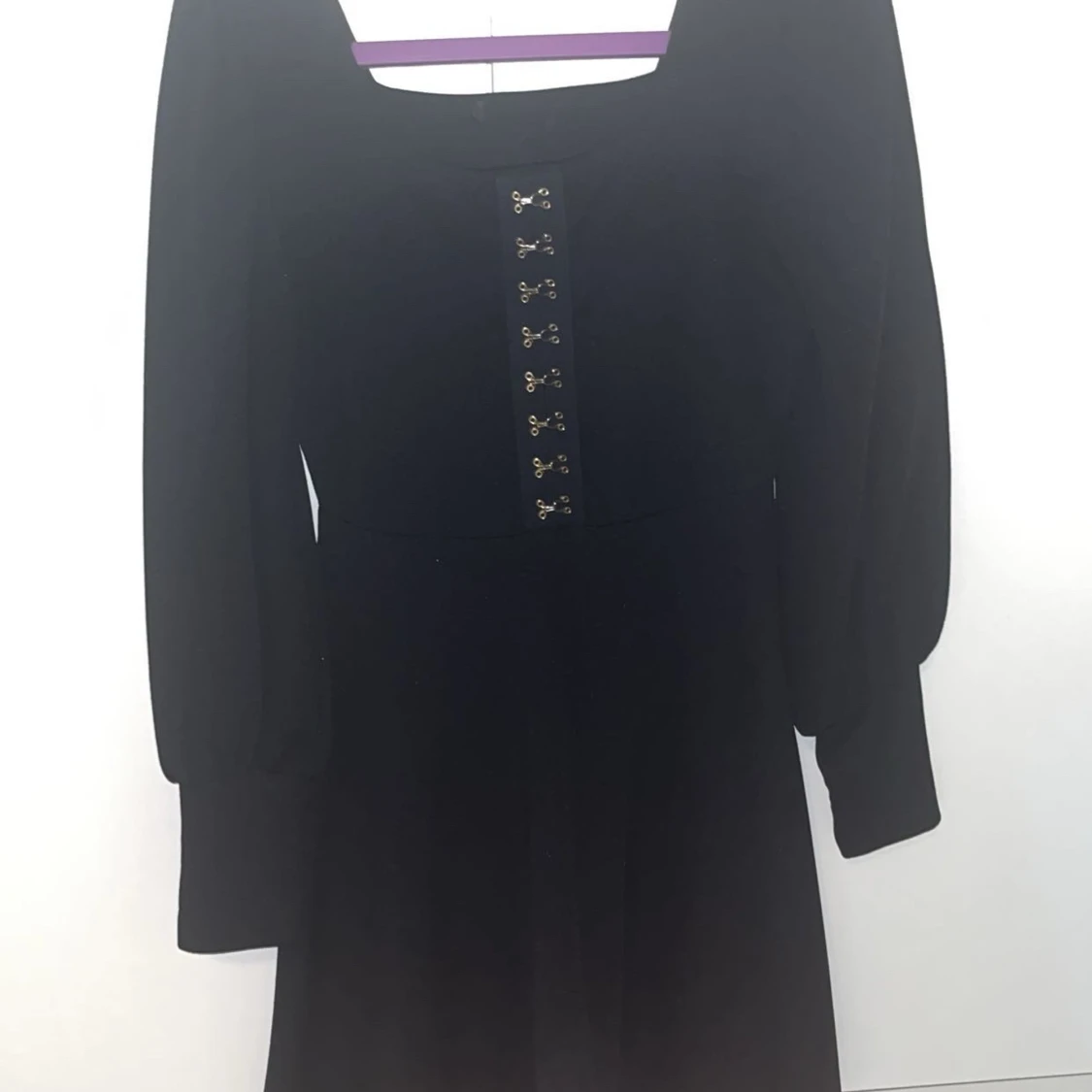 Vinröd omlottklänning  och svart klänning - 1