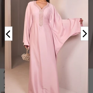 Rose butterfly abaya - Helt ny, lappen kvar. Har endast testat den.  Nypris: 850kr