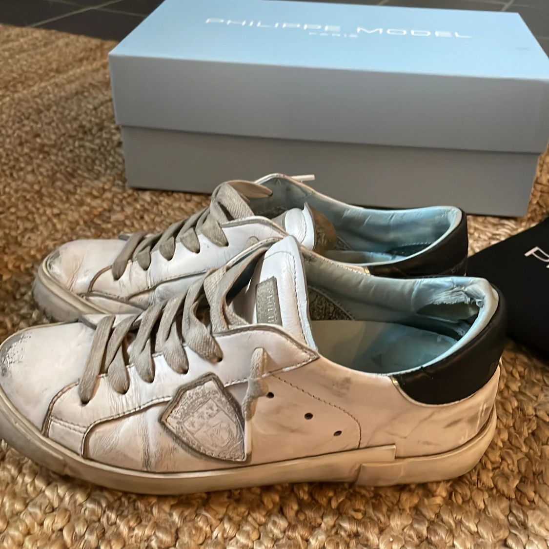 Vita sneakers från Philippe Model - 1