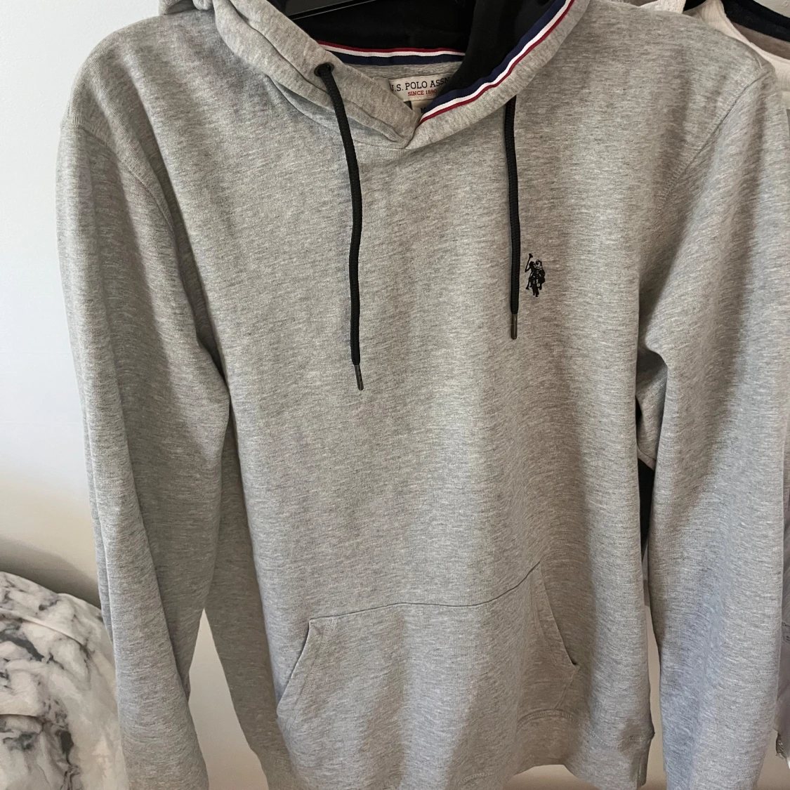 Grå hoodie från U.S. Polo Assn. - 1