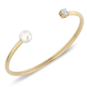 Guldfärgat armband med pärla och sten - Elegant armband i guldfärgad metall med öppen design, dekorerat med en vit pärla på ena sidan och en gnistrande klar sten på den andra. Perfekt för att lyfta din stil med en sofistikerad touch. Använd ett flertal gånger med det går inte att märka. Ordinarie pris 399 säljer för 299.