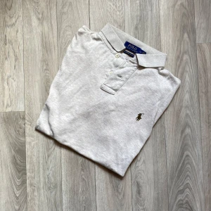 Ralph Lauren piké  - • Säljer en Ralph Lauren piké  • Tröjan är i mycket bra skick utan några tydliga tecken på användning eller slitage!   • Storlek M och är true to size!  • Köp postas alltid inom 48h men siktar alltid på att få iväg det samma dag! 🙌🏼📦  • Priset kan diskuteras vid snabb affär 🙌🏼🤝🏼  