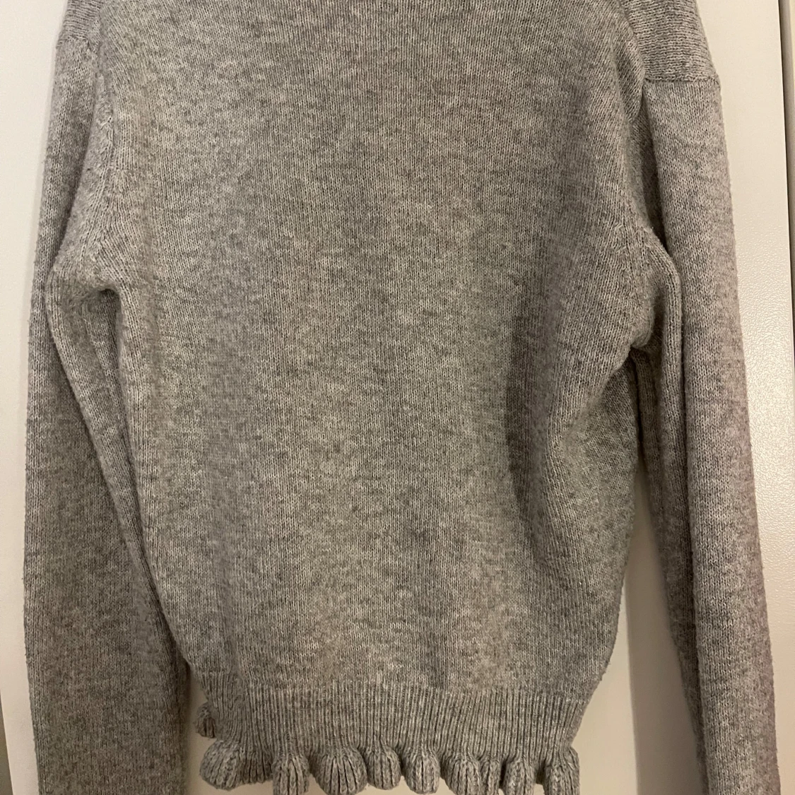 Grå stickad kofta med volang och pärlknappar - 2