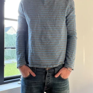   Zadig & Voltaire tröja  - Avslappnad tunn tröja perfekt till sommaren. Dödkallen på armen. Bra skick, slitningar är design 