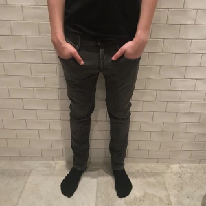 Replay anbass  - Säljer ett par svarta replay anbass. Slim fit storlek 32, helt utan defekter eller slitage! Hör av dig vid frågor eller funderingar😊