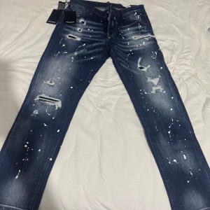 Dsquared2 jeans storlek 32 - Hög kvalite 👏tag medföljer, 48 eur storlek 32 italiensk storlek.999kr