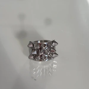 Silvering med nitar - Säljer denna jättesnygga och populära ring från edblad då den inte används! Använd men inget slitage så ser ut som ny. Storlek L / 18,50❤️