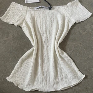Vit off shoulder fairy top - Aldrig använd, prislappen är kvar😇 Storlek S, mått finns på sista bilden💞