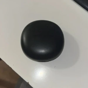 Happy plugs joy lite (hörlurar) - Säljer svara Happy Plugs joy lite (hörlurar), köpta på Elgiganten för 399:- Hörlurarna är felfria, läcker inget eller några större defekter. Dom är bara testade, men fick ett par andra som jag använder istället. Ljudet på dessa hörlurar är helt fantastiskt! 🌺