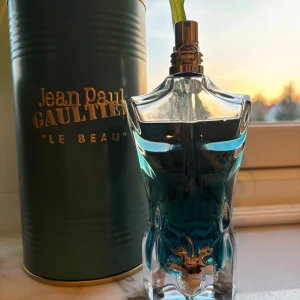 Jean Paul Gaultier Le Beau EdT - Säljer min JPG Le Beau EdT då den inte kommer till så mycket användning. Perfekt fräsch och söt parfym för vår och sommar☀️125ml flaska, skulle uppskatta att det är ca 110ml kvar(se bilderna).