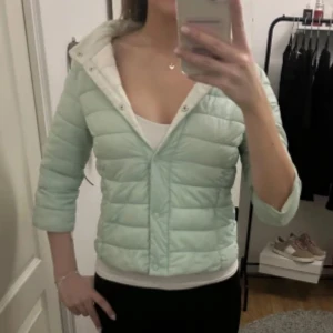 Turkos Herno liknande jacka!  - Följ för liknande plagg! 🩷turkos Herno liknande jacka med knappar och trekvartsärm! Perfekt till våren och felfritt skick! Tryck köp nu! Storlek 36. TK-0117